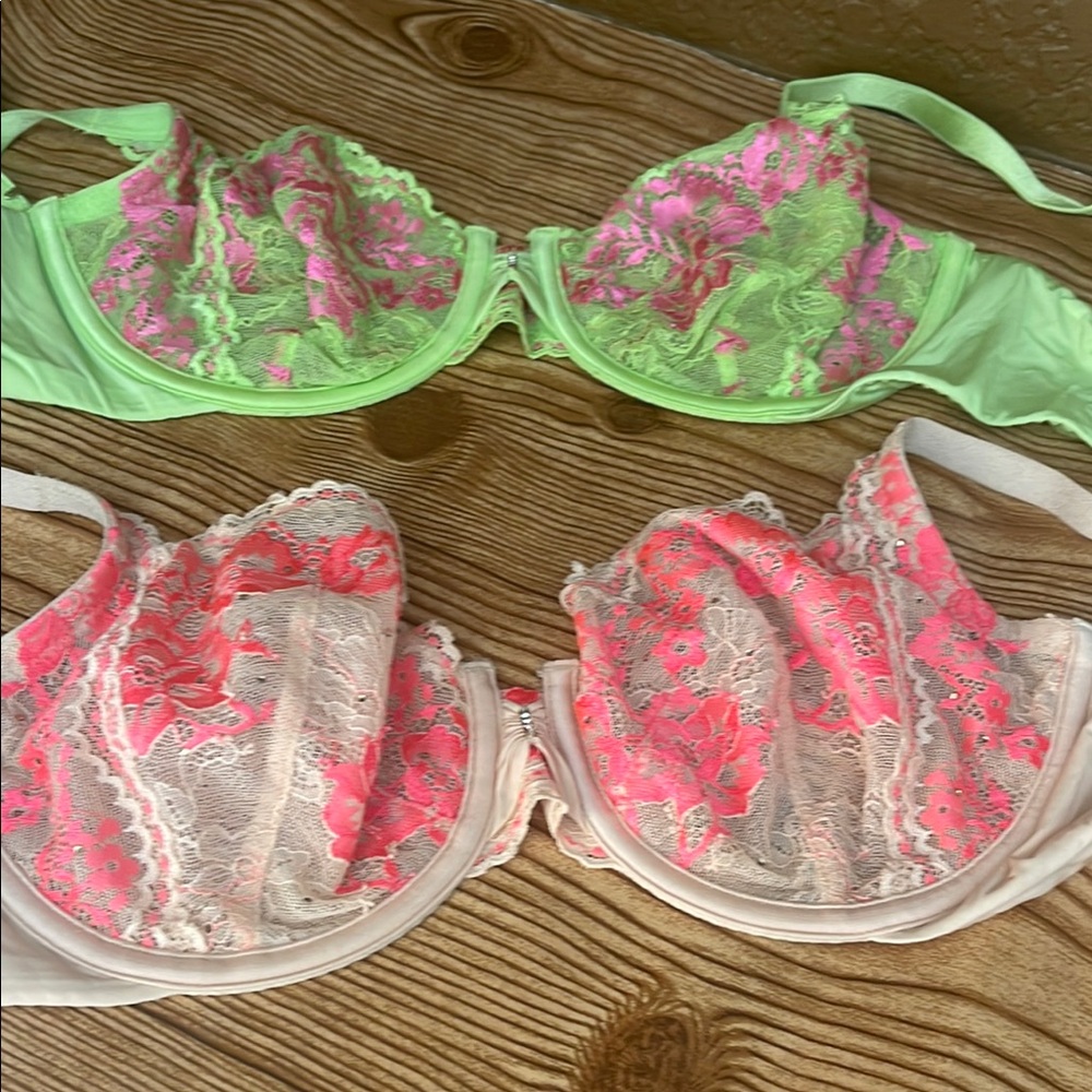 Victoria's Secret Green and Cream Lace Underwire Bra
